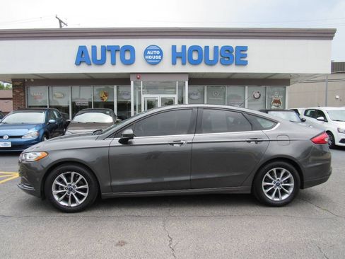 Used 2017 Ford Fusion SE w/ Fusion SE Technology Package FWD image 7