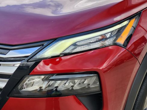 Used 2024 Nissan Rogue SV FWD image 9
