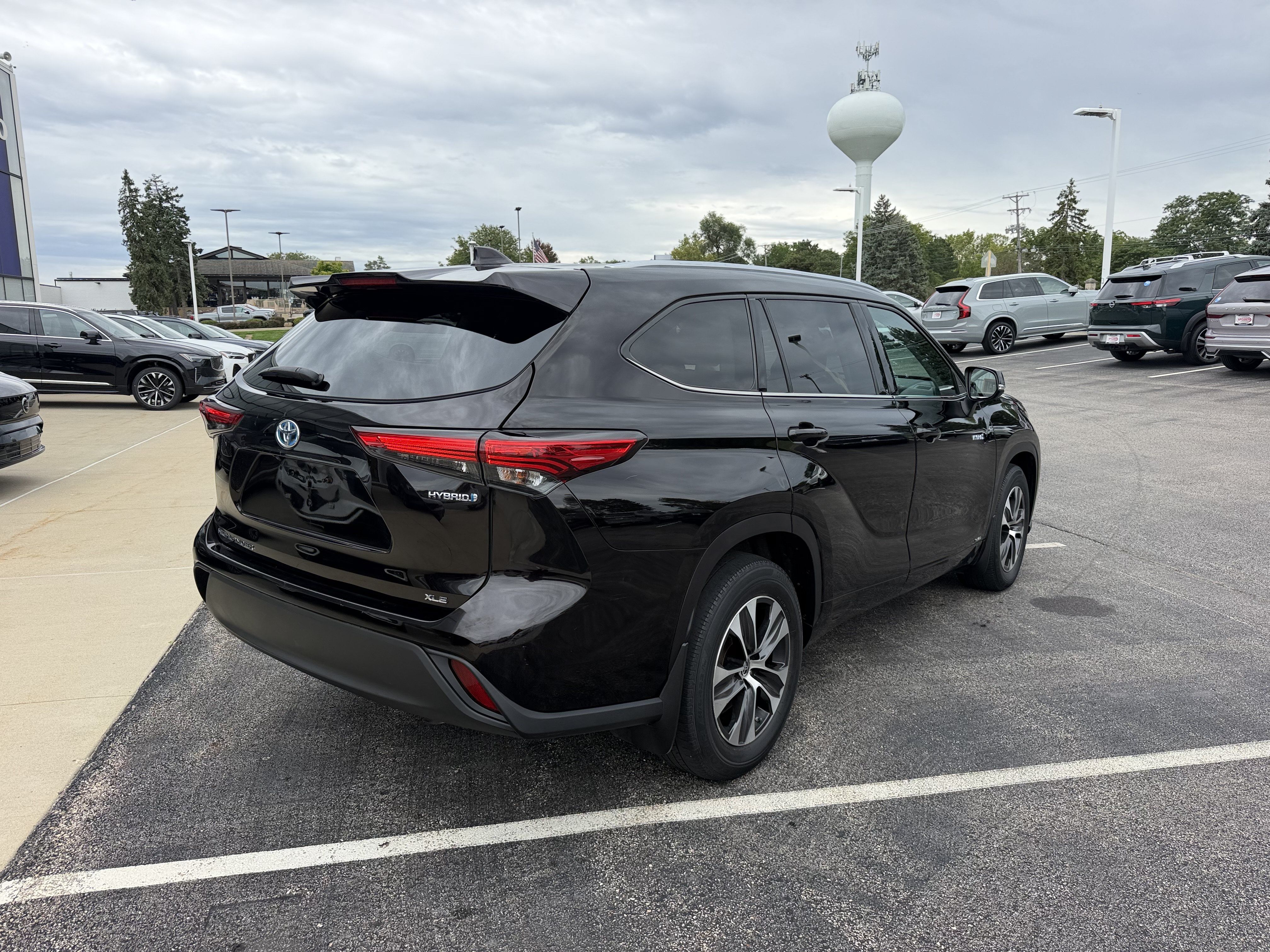 Used 2021 Toyota Highlander XLE AWD/4WD image 4