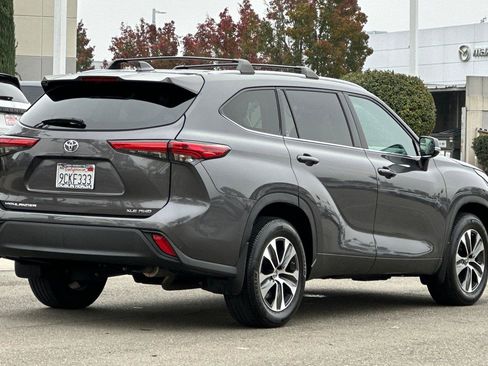 Used 2022 Toyota Highlander XLE image 4