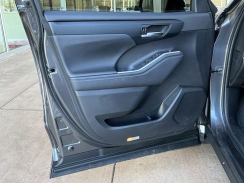 Used 2023 Toyota Highlander XLE image 14