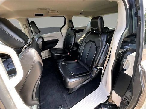 Used 2023 Chrysler Pacifica Touring-L FWD image 25