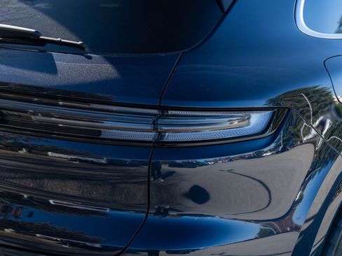 Certified 2025 Porsche Cayenne image 14