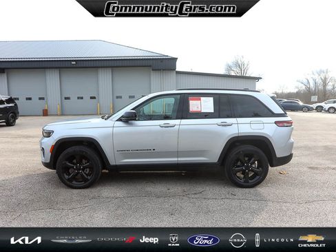 Used 2023 Jeep Grand Cherokee Altitude image 3