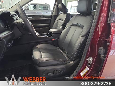 Used 2023 Jeep Grand Cherokee L Limited w/ Black Appearance Package AWD/4WD image 15