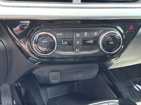 Used 2025 Chevrolet Trax LT FWD image 30