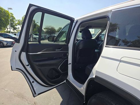 Used 2022 Jeep Grand Cherokee Limited RWD image 16