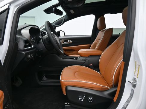 New 2026 Chrysler Pacifica Pinnacle image 11