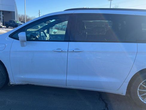 Used 2020 Chrysler Pacifica Touring-L w/ S Appearance Package image 12