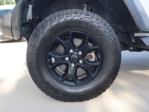 Used 2020 Jeep Gladiator Sport w/ Quick Order Package 24S AWD/4WD image 10