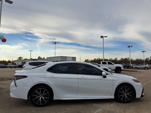 Used 2023 Toyota Camry SE image 4