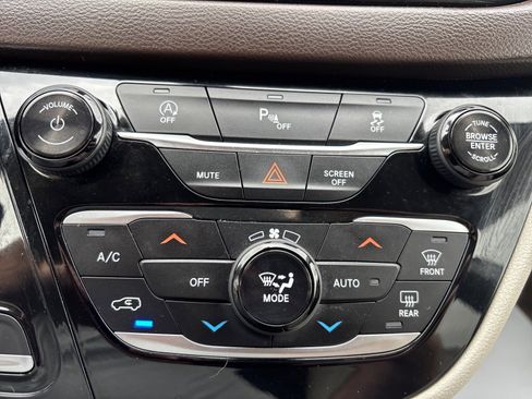 Used 2019 Chrysler Pacifica Touring-L FWD image 37
