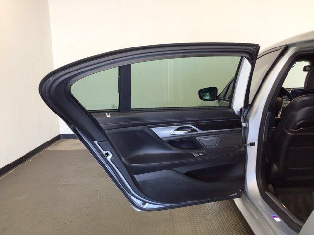 Used 2018 BMW 750i RWD image 9