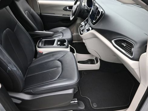 Used 2024 Chrysler Pacifica Touring-L FWD image 9