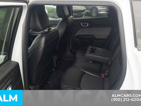 Used 2025 Hyundai Elantra SE image 17