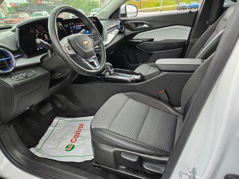 Used 2025 Chevrolet Trax LT w/ LT Convenience Package FWD image 9