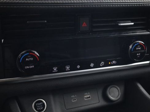 Used 2023 Nissan Rogue SV image 19