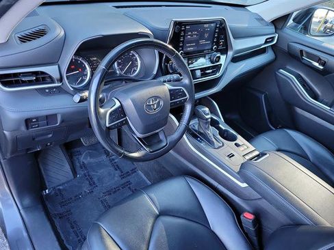 Used 2022 Toyota Highlander XLE image 2