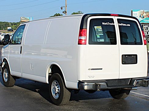 Used 2024 Chevrolet Express 2500 w/ Driver Convenience Package RWD image 4
