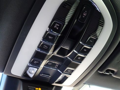 Used 2021 Porsche Macan AWD/4WD image 27