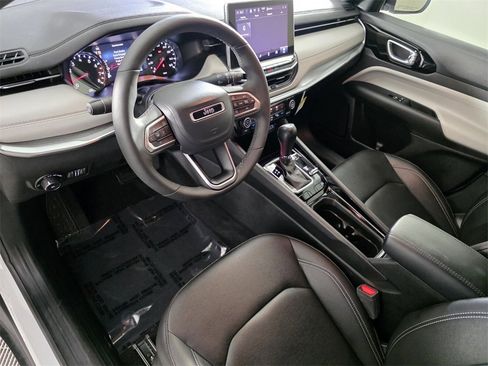 Certified 2025 Jeep Compass Limited image 11