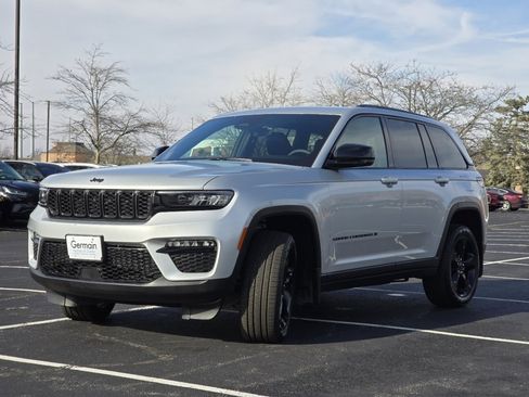 Used 2025 Jeep Grand Cherokee Limited w/ Black Appearance Package image 14