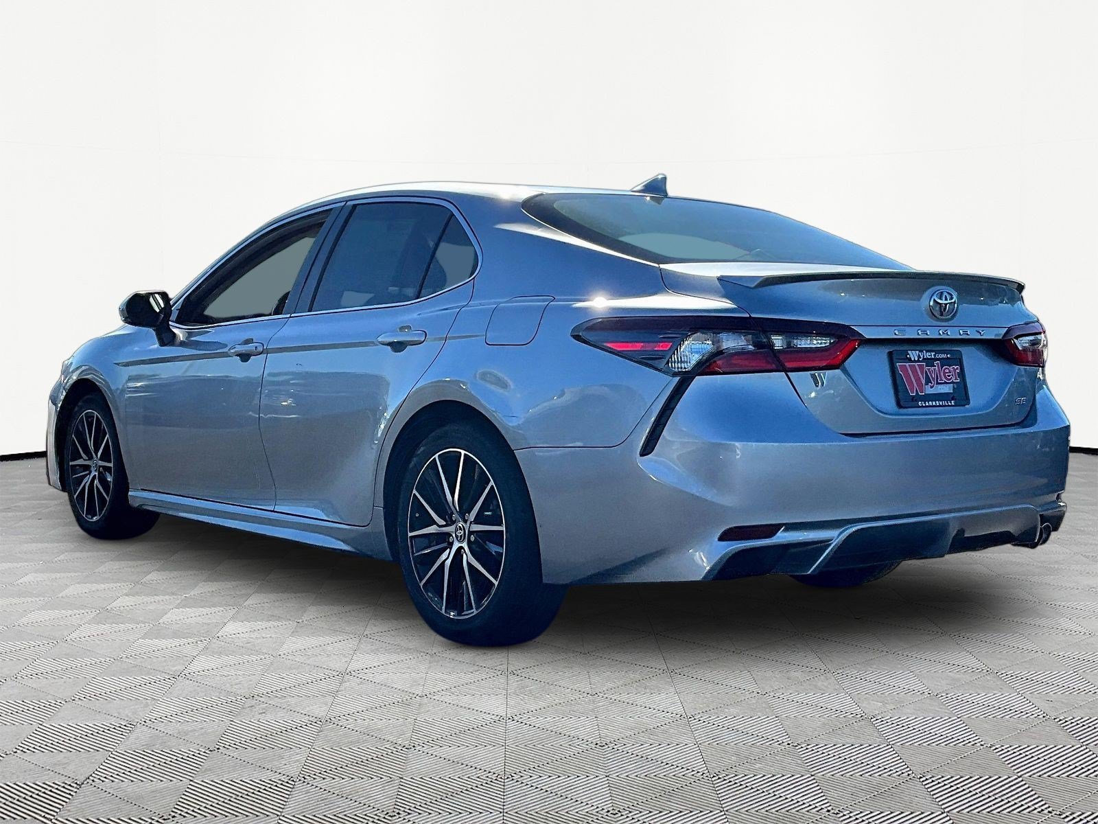 Used 2023 Toyota Camry SE FWD image 4