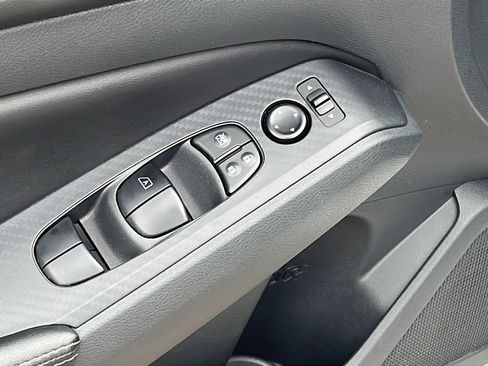 Used 2025 Nissan Altima 2.5 SV FWD image 12