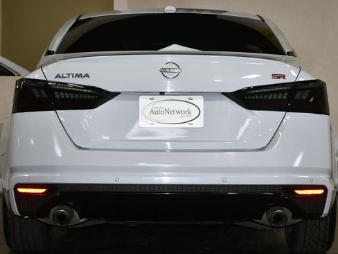Used 2023 Nissan Altima 2.5 SR FWD image 2