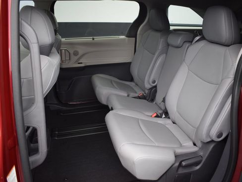 Used 2022 Toyota Sienna XLE FWD image 15