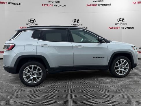 Used 2025 Jeep Compass Limited AWD/4WD image 2
