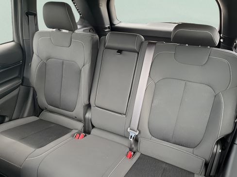 Used 2025 Jeep Grand Cherokee Laredo X RWD image 17