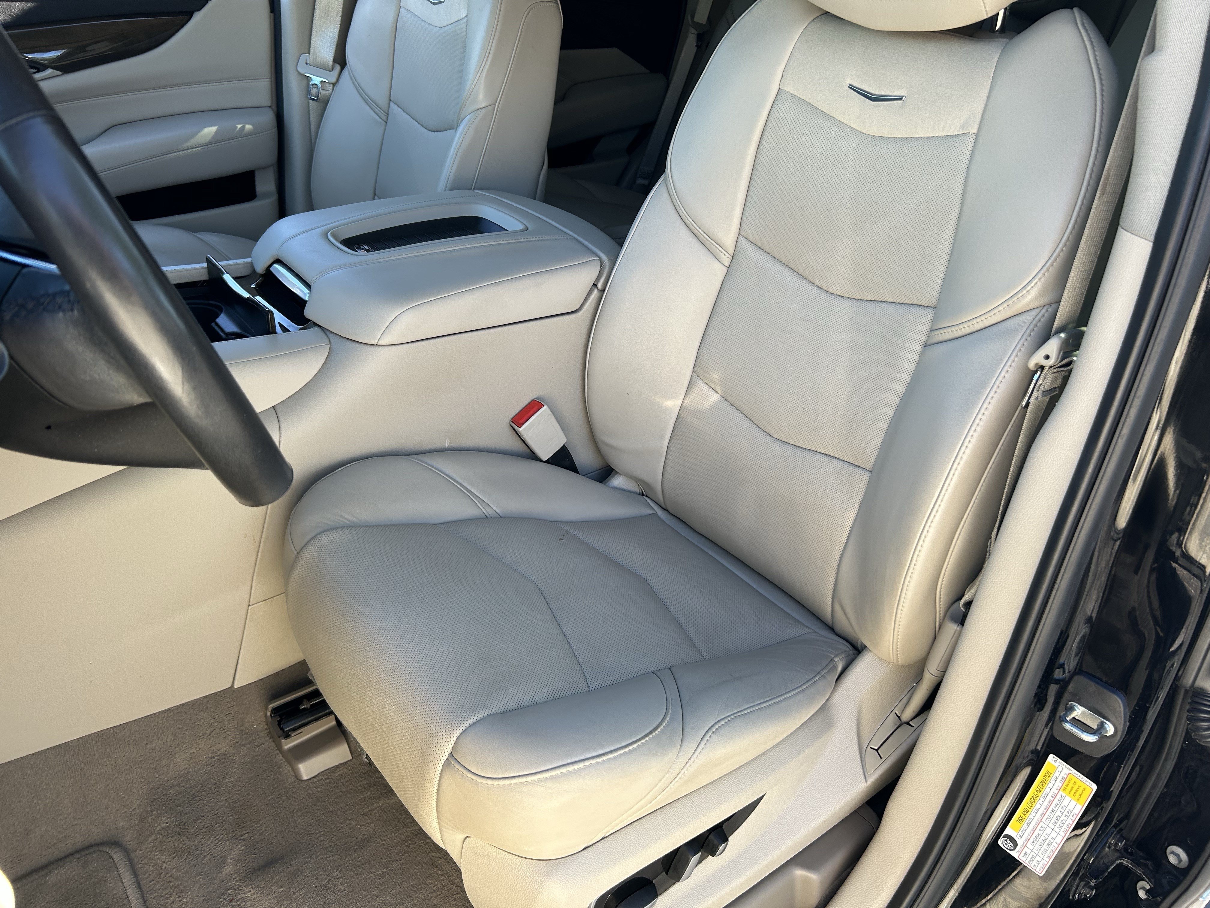 Used 2020 Cadillac Escalade Luxury w/ LPO, Radiant Package AWD/4WD image 20