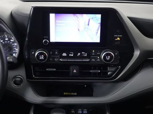 Used 2023 Toyota Highlander XLE FWD image 28