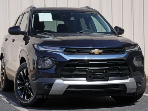 Used 2021 Chevrolet TrailBlazer LT FWD image 2
