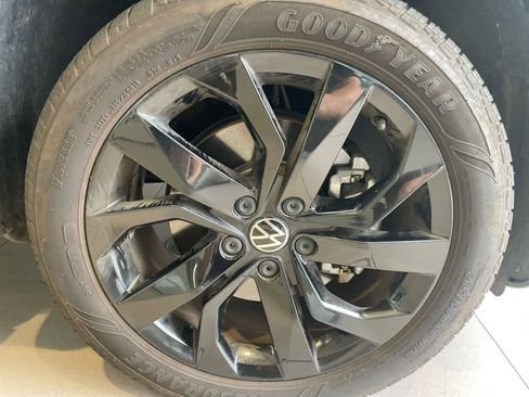 Used 2023 Volkswagen Taos SE w/ Panoramic Sunroof Package FWD image 3