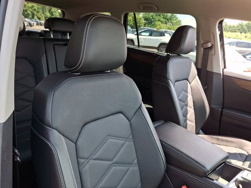 Used 2025 Volkswagen Atlas SE AWD/4WD image 13