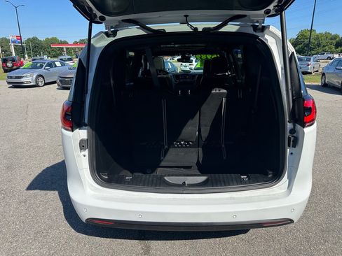Used 2025 Chrysler Pacifica Limited FWD image 10