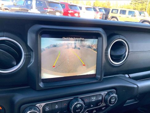 Certified 2021 Jeep Wrangler Unlimited Sahara w/ Dual Top Group image 27