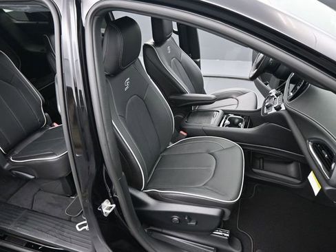 New 2025 Chrysler Pacifica Limited image 19