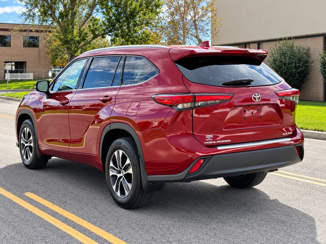 Used 2020 Toyota Highlander XLE AWD/4WD image 3