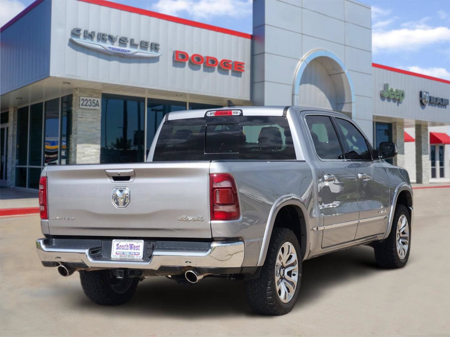 Used 2024 RAM 1500 Limited AWD/4WD image 5