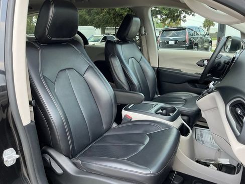 Used 2023 Chrysler Pacifica Touring-L FWD image 24