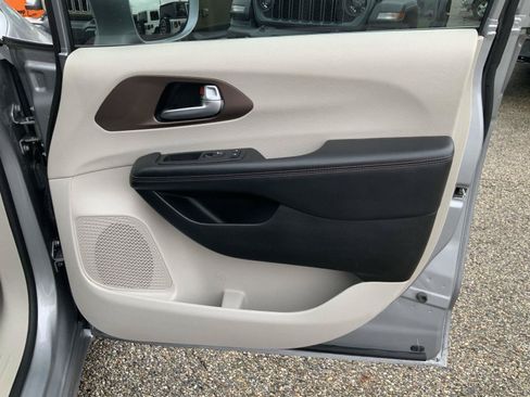 Used 2018 Chrysler Pacifica Touring Plus FWD image 61