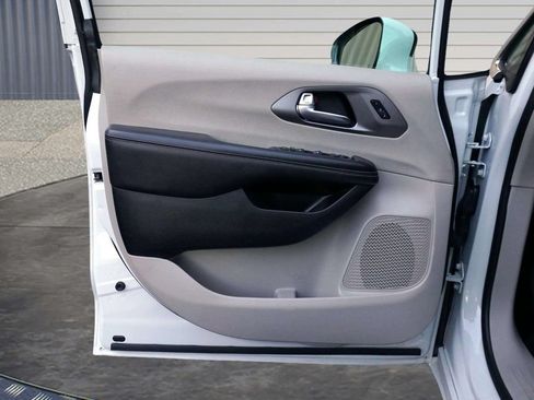 Used 2022 Chrysler Pacifica Touring-L AWD/4WD image 15