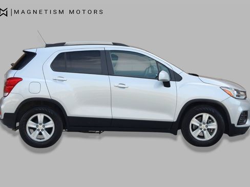 Used 2021 Chevrolet Trax LT w/ LT Convenience Package FWD image 2