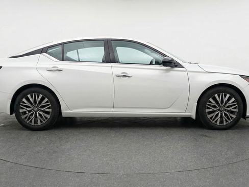 Used 2025 Nissan Altima 2.5 SV FWD image 11