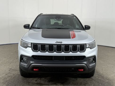 Used 2025 Jeep Compass Trailhawk AWD/4WD image 2