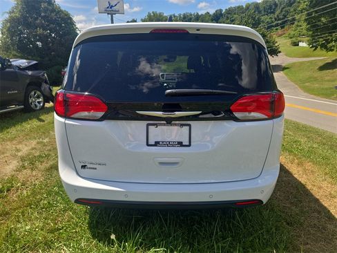 New 2025 Chrysler Voyager LX image 4