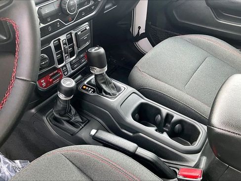 Used 2025 Jeep Wrangler Unlimited Rubicon AWD/4WD image 15